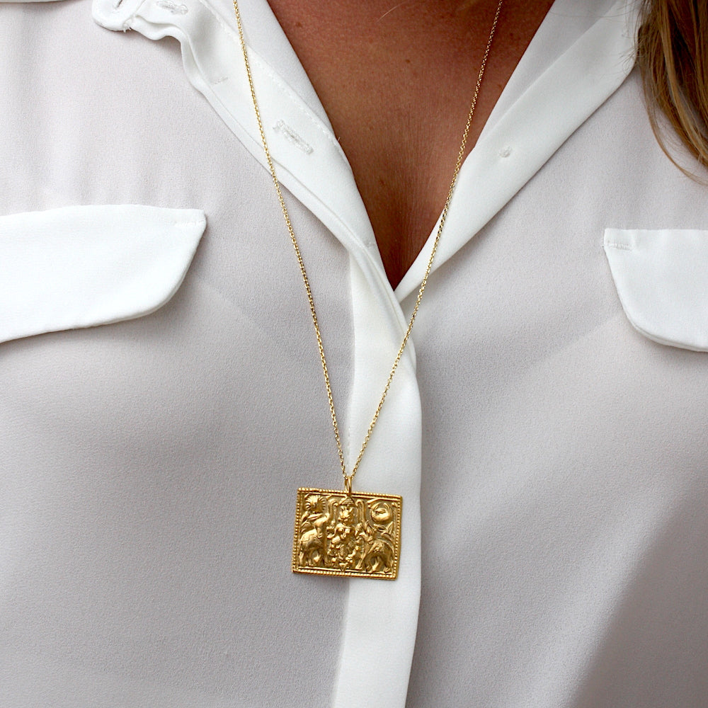 Collier doré et plaque mate divinité indienne