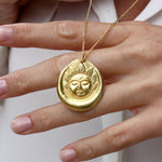 Collier doré et médaille mate soleil lune