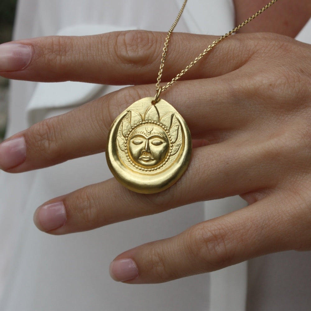 Collier doré et médaille mate soleil lune