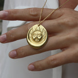 Collier doré et médaille mate soleil lune