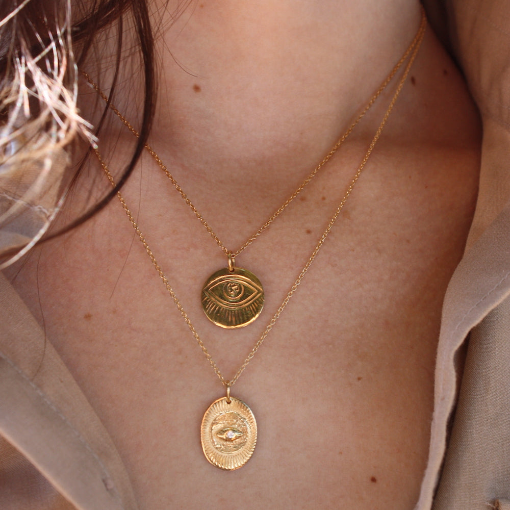 Collier doré pendentif oeil gravé