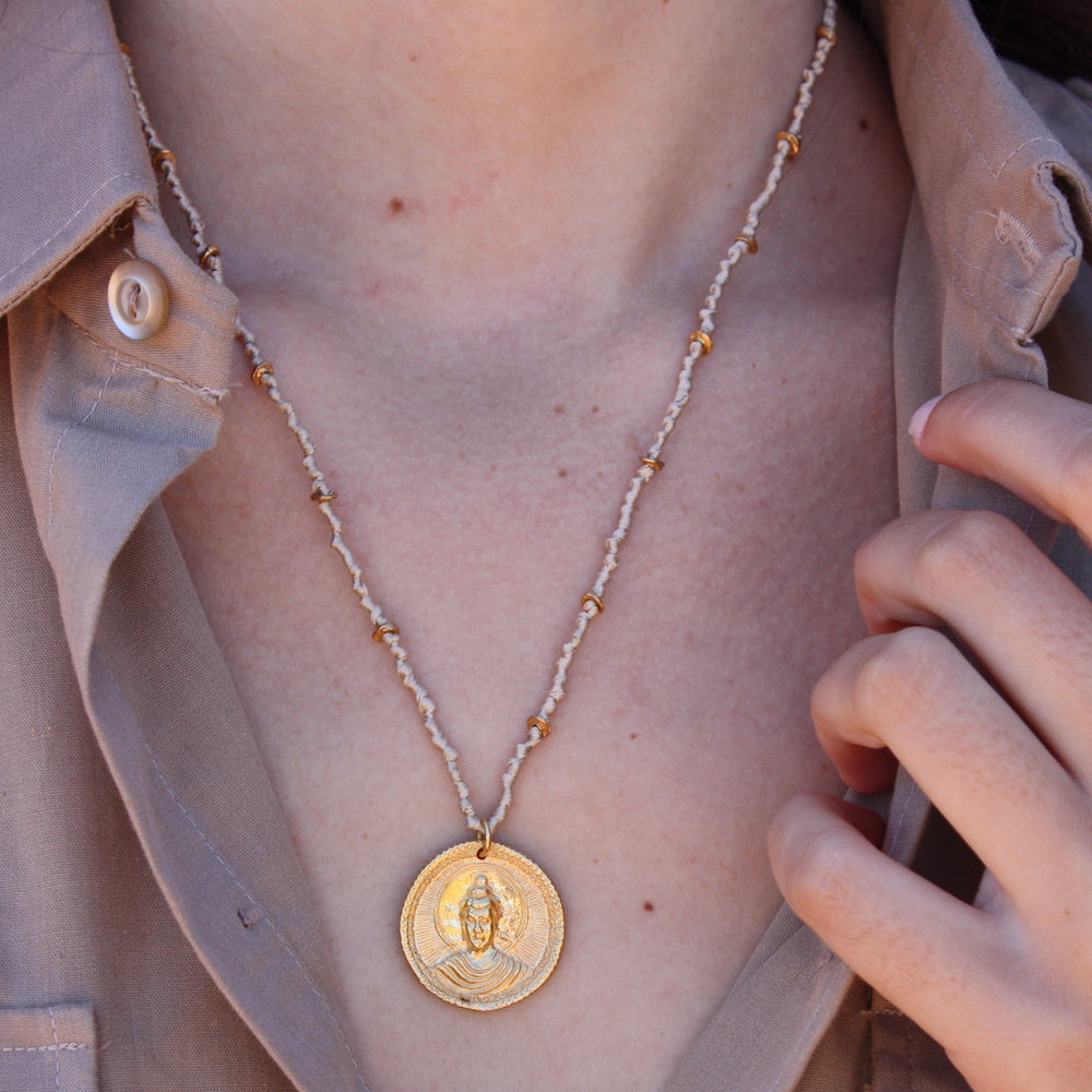 Collier cordon médaille bouddha dorée