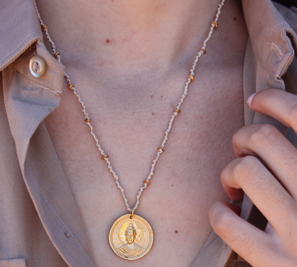 Collier cordon médaille bouddha dorée
