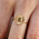 Bague dorée martelée rond strié et pierre