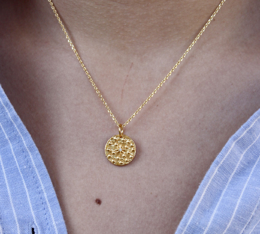 Collier doré médaille rose des vents et zircon - ZIRCON