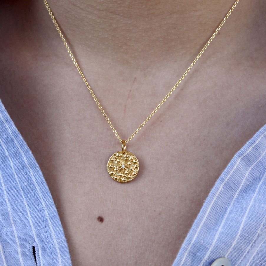 Collier doré médaille rose des vents et zircon - ZIRCON