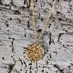 Collier doré médaille rose des vents et zircon