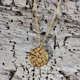 Collier doré médaille rose des vents et zircon