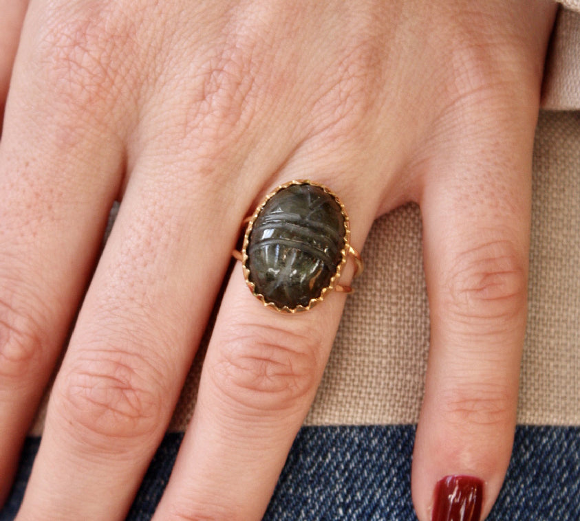 Bague dorée scarabée taillé dans la pierre - 52 /
