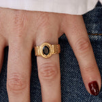 Bague chevalière dorée texturée et pierre - 50 / ONYX NOIRE