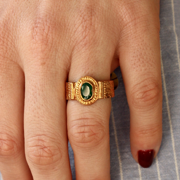 Bague chevalière dorée texturée et pierre - 52 / ONYX VERTE