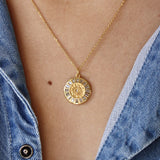Collier doré médaille ronde oeil et zircons