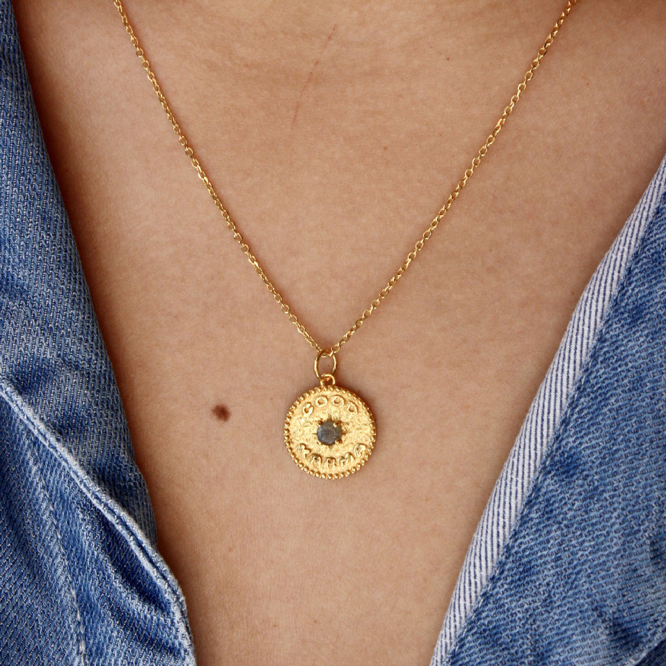Collier doré médaille good karma pierre naturelle -