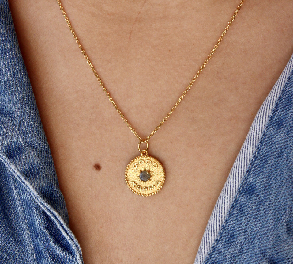 Collier doré médaille good karma pierre naturelle -