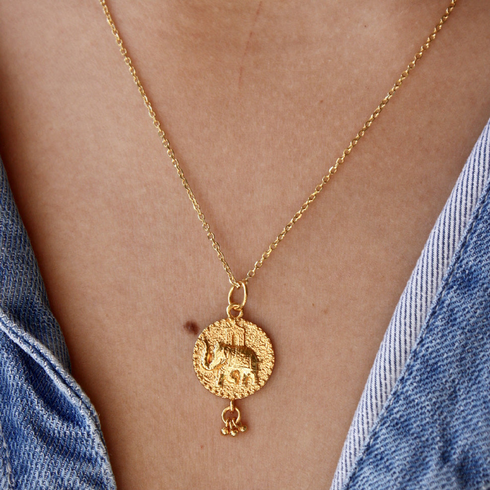 Collier doré médaille éléphant