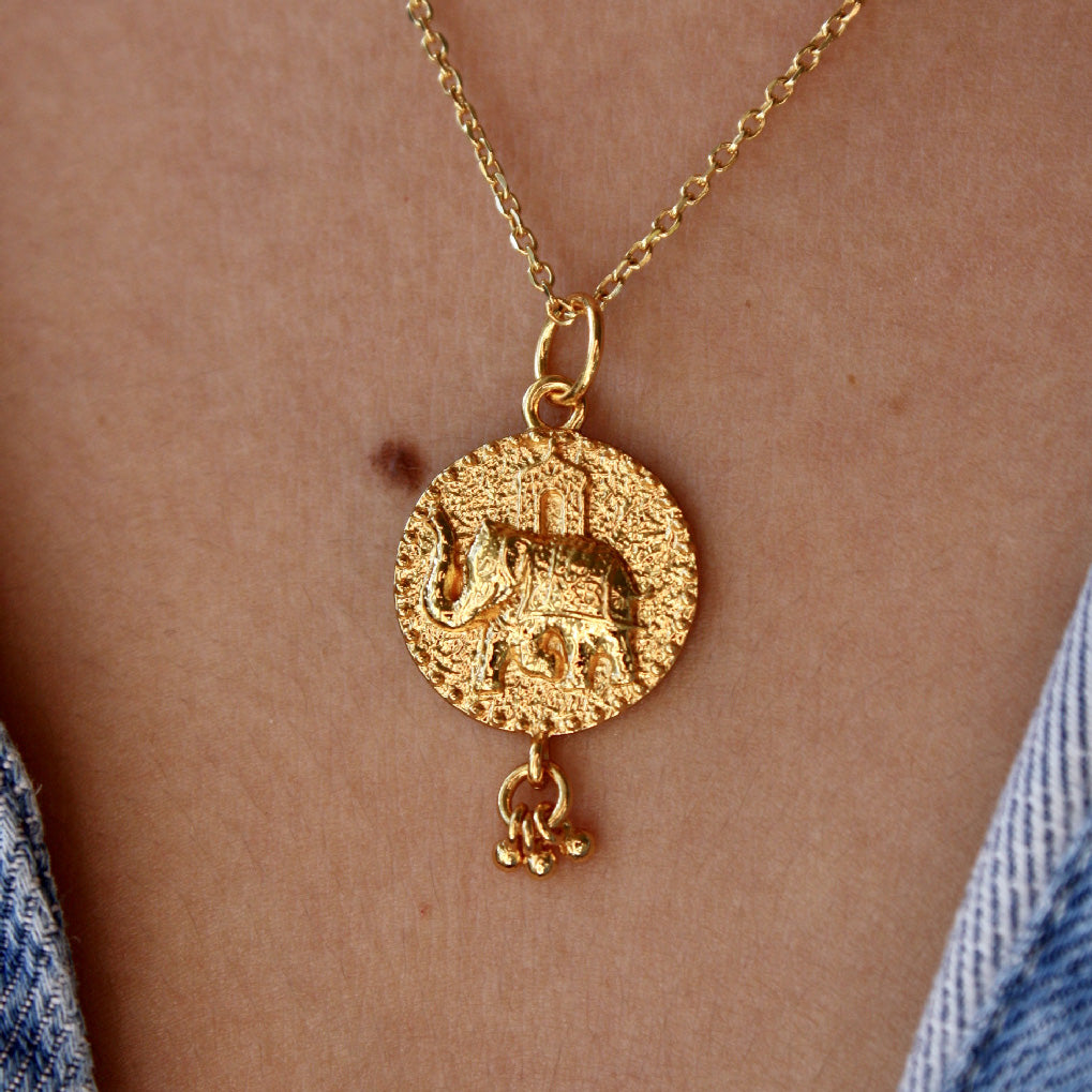 Collier doré médaille éléphant