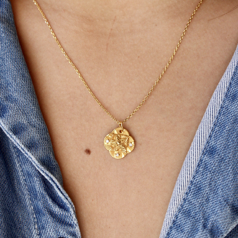 Collier doré médaille étoile et zircons