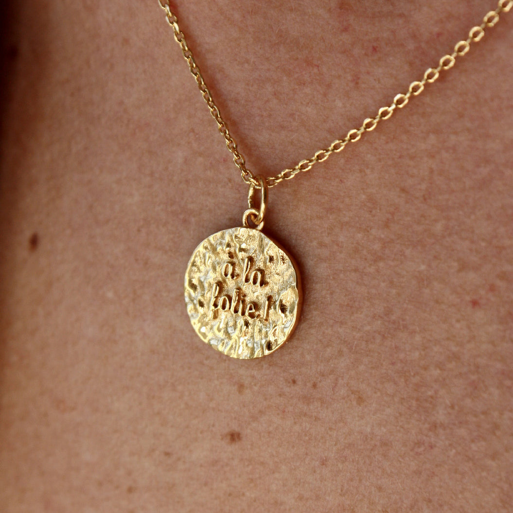 Collier doré médaille martelée à la folie