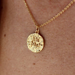 Collier doré médaille martelée à la folie