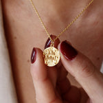 Collier doré médaille martelée à la folie