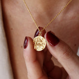 Collier doré médaille martelée à la folie