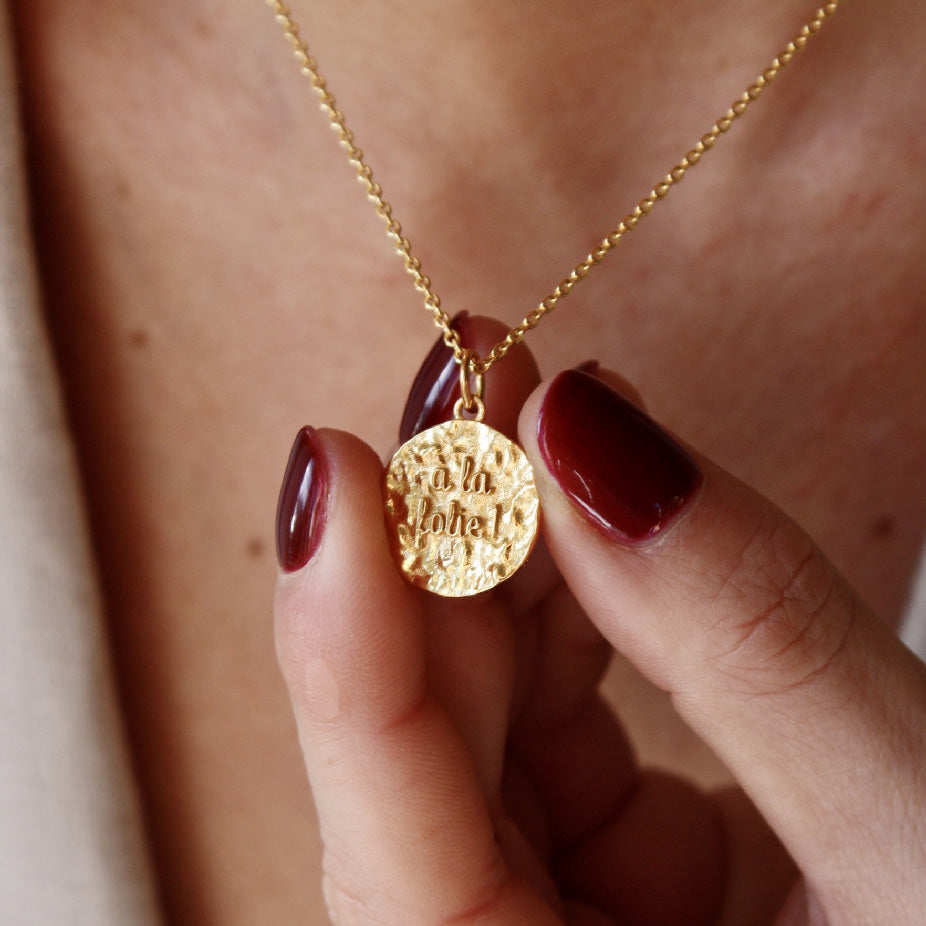 Collier doré médaille martelée à la folie