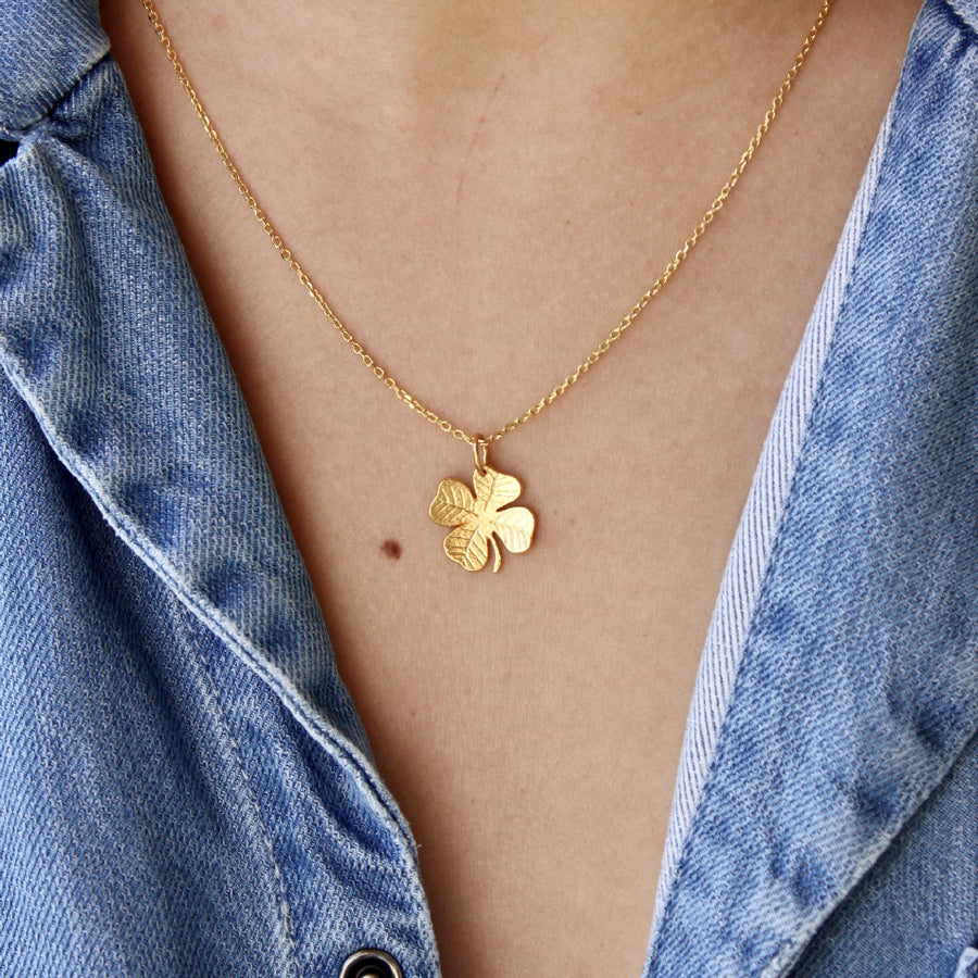 Collier doré trêfle texturé