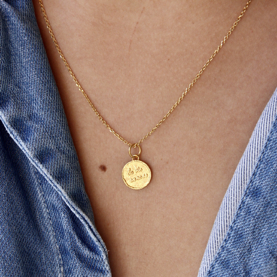 Collier doré médaille la vie en rose