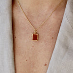 Collier dorée pendentif texturé et pierre rectangulaire -