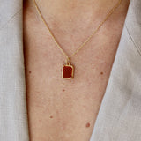 Collier dorée pendentif texturé et pierre rectangulaire -