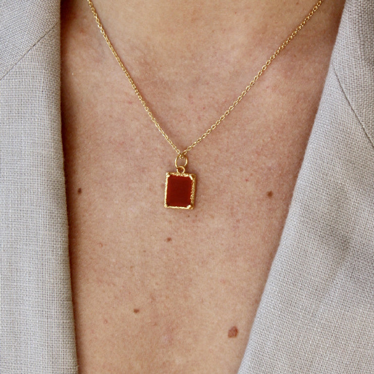 Collier dorée pendentif texturé et pierre rectangulaire -