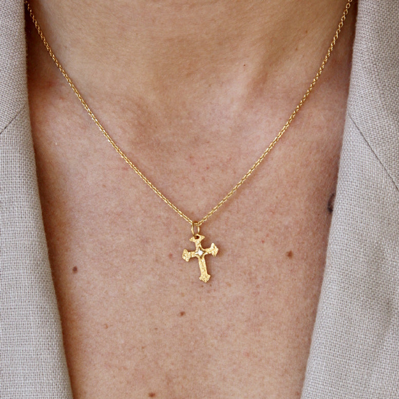 Collier doré croix gothique martelée et zircon - ZIRCON