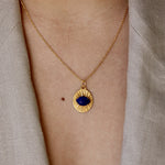 Collier doré médaille rayons de soleil et pierre facettée -