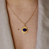 Collier doré médaille rayons de soleil et pierre facettée -