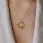 Collier doré fleur ronde baroque et pierres naturelles -