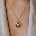 Collier doré fleur ronde baroque et pierres naturelles -