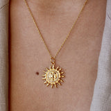 Collier doré médaille soleil visage et zircons