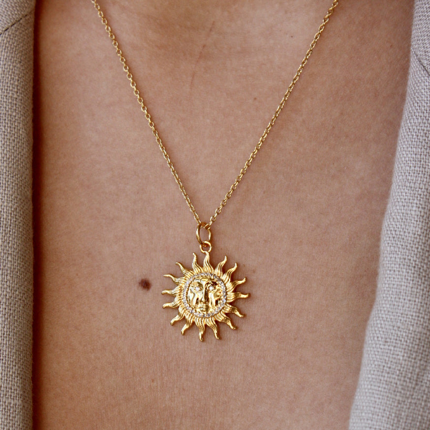 Collier doré médaille soleil visage et zircons