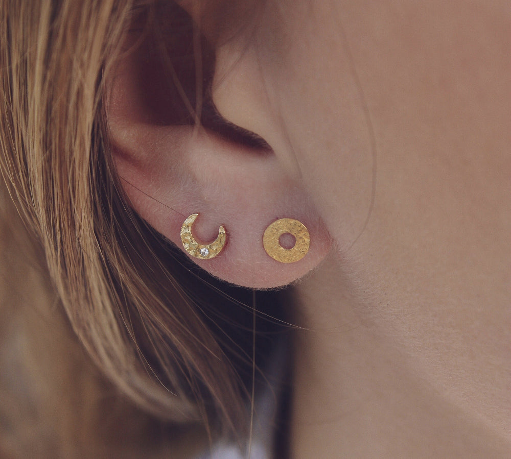 Boucles dorées lune martelée et zircon