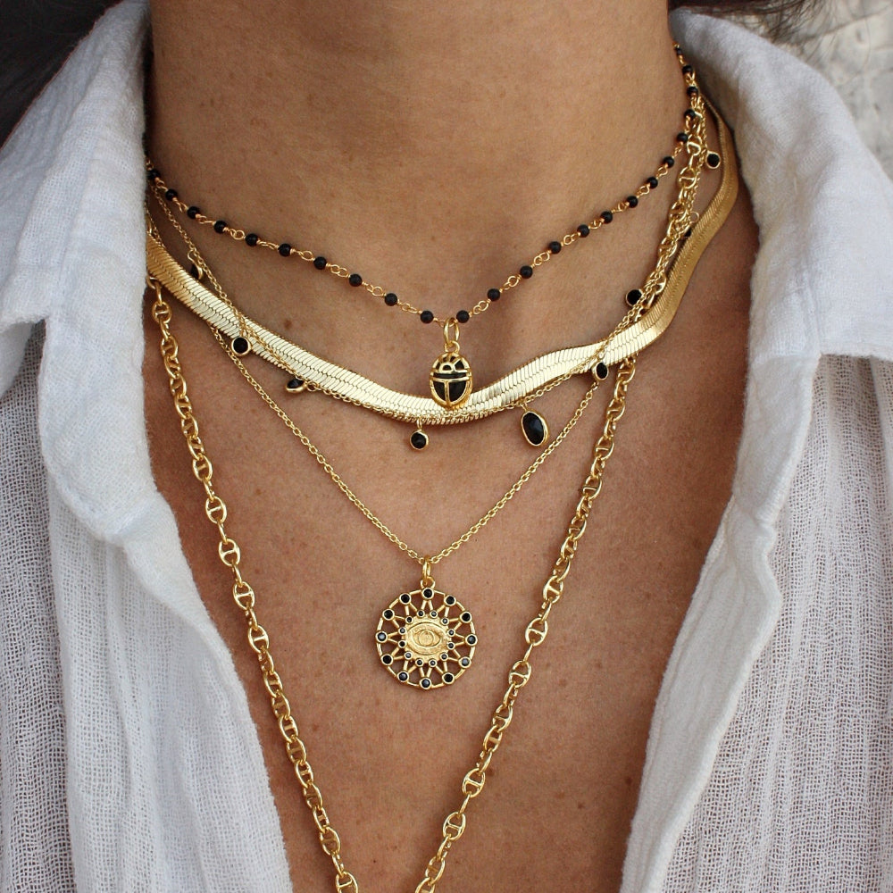 Collier doré pendentif petit scarabée en pierre