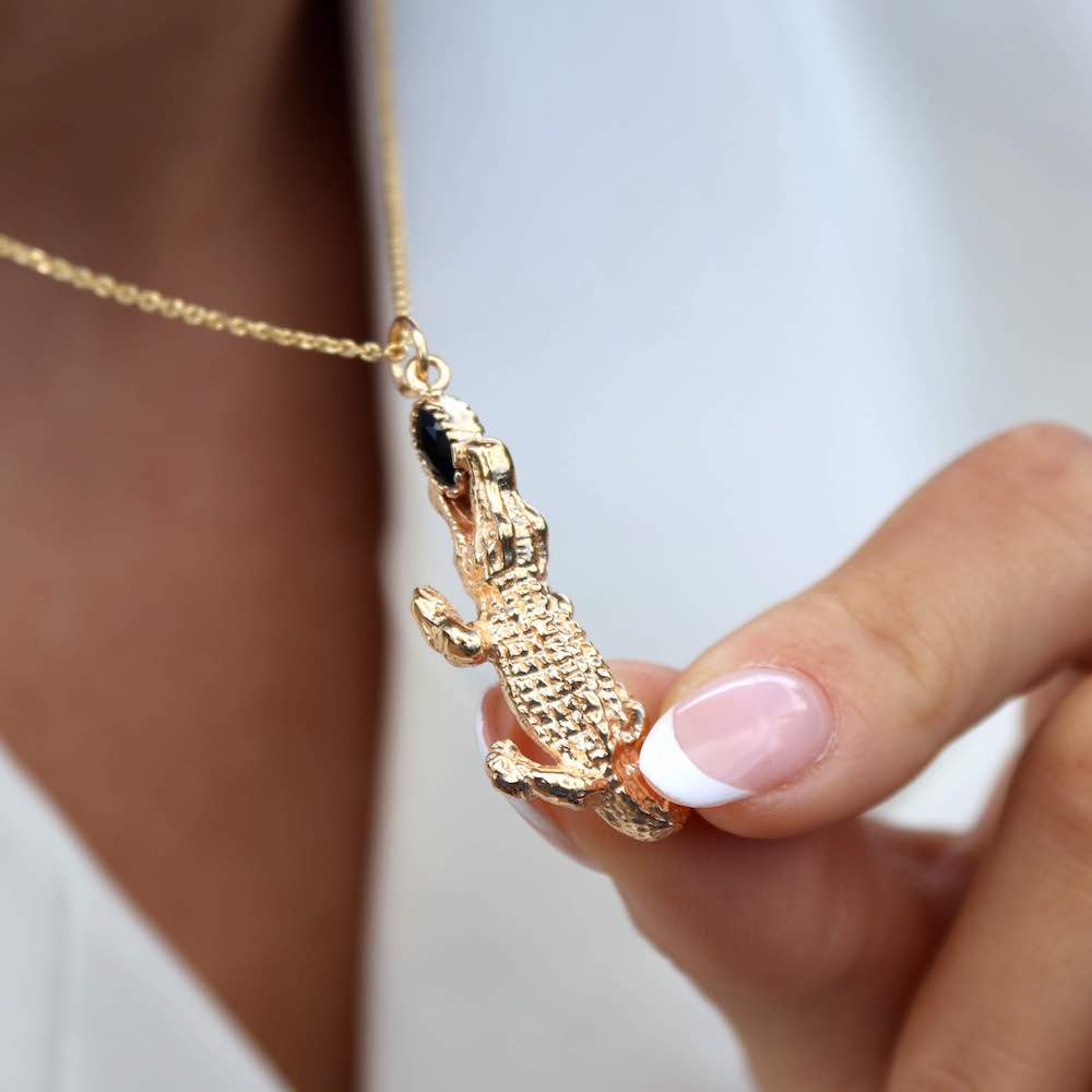 Collier doré pendentif crocodile et pierre