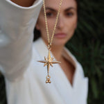 Collier doré pendentif rose des vents texturée et pampilles