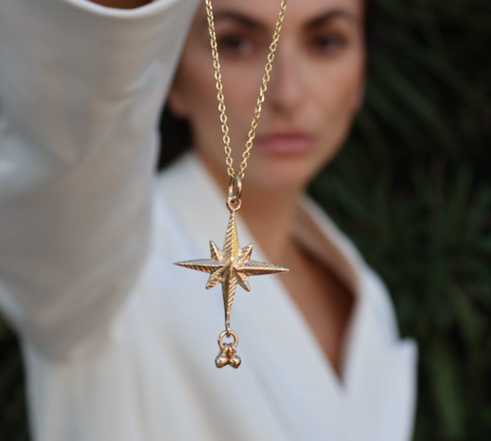 Collier doré pendentif rose des vents texturée et pampilles