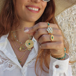 Collier doré médaille astres pierres et zircons