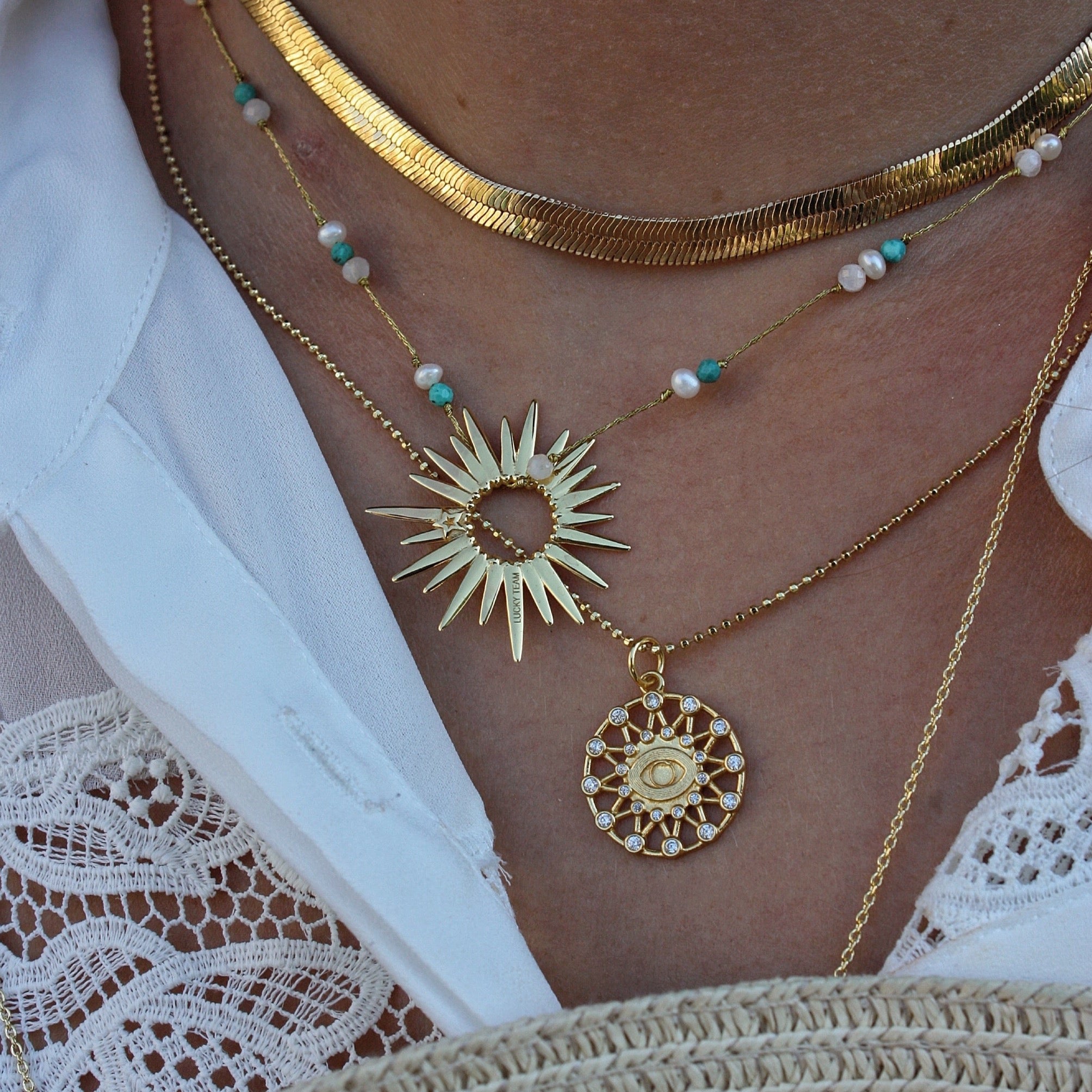 Collier doré médaille ajourée oeil et zircons - Colliers