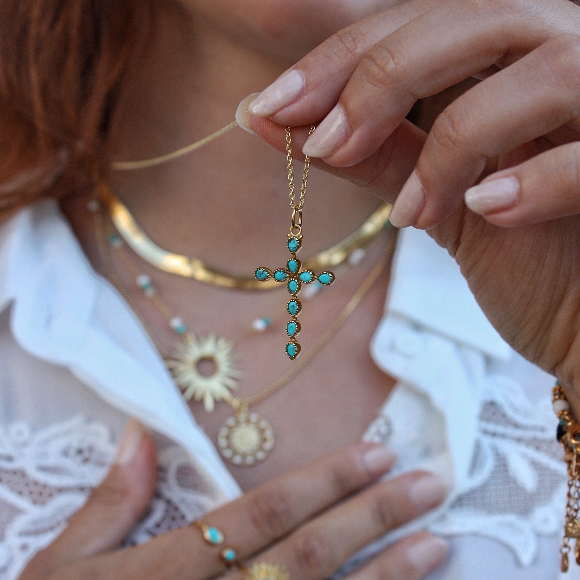 Collier doré croix et pierres gouttes