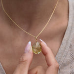 Collier doré pendentif pierre enroulée fil doré - Colliers