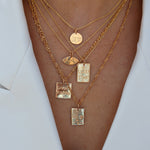 Collier doré pendentif carré lune étoile good karma